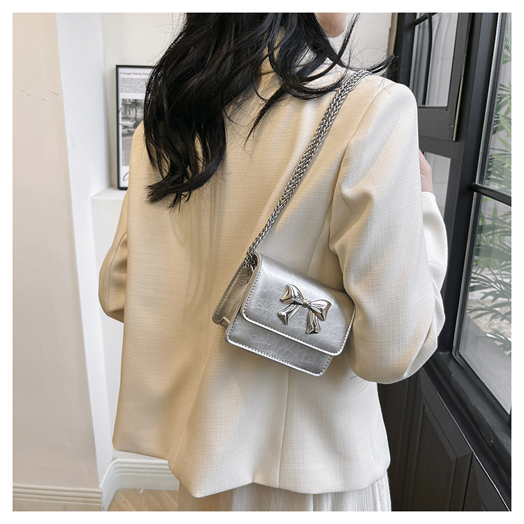 Women's Small Pu Leather Solid Color Bow Knot Classic Style Streetwear Sewing Thread Magnetic Buckle Crossbody Bag display picture 11
