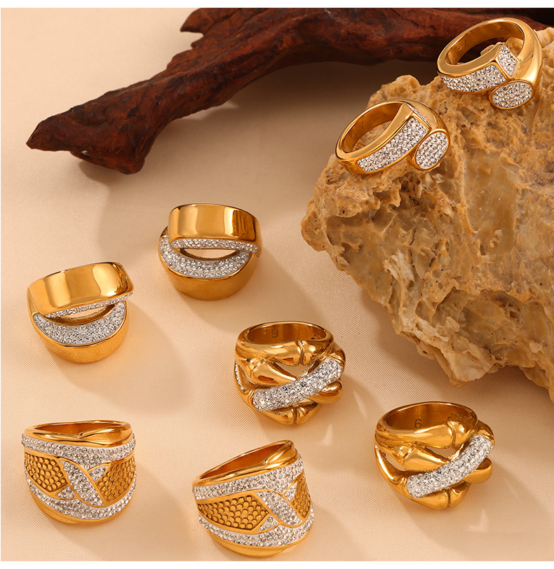 Estilo Simple Cruz Acero Titanio Chapados en oro de 18k Diamantes De Imitación Anillos Al Mayoreo display picture 3