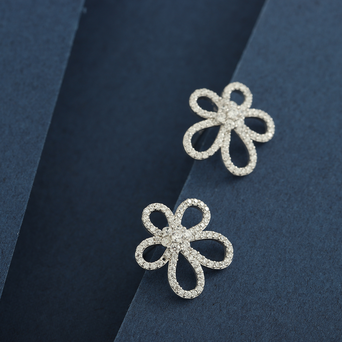 1 Pair Elegant Sweet Flower Hollow Out Inlay Sterling Silver Zircon 14K Gold Plated Ear Studs display picture 2