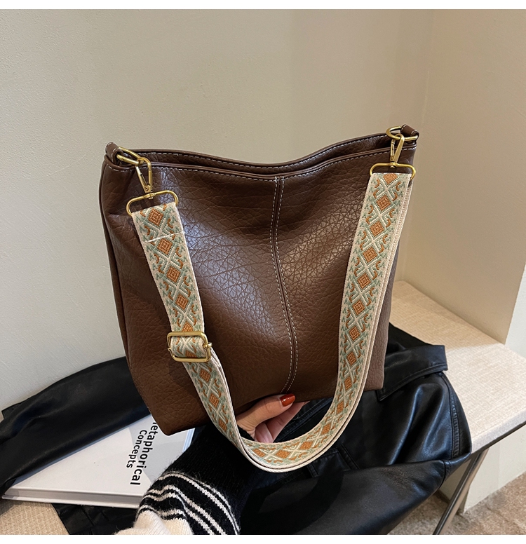 Women's Medium Pu Leather Solid Color Basic Classic Style Sewing Thread Zipper Tote Bag display picture 9