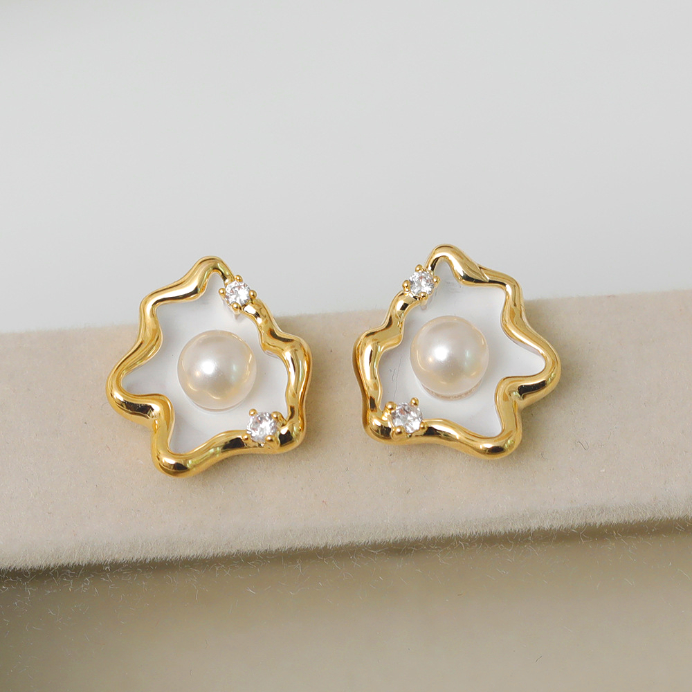 1 Pair IG Style Lady Classic Style Irregular Clouds Enamel Inlay Copper Freshwater Pearl Zircon 18K Gold Plated Ear Studs display picture 1