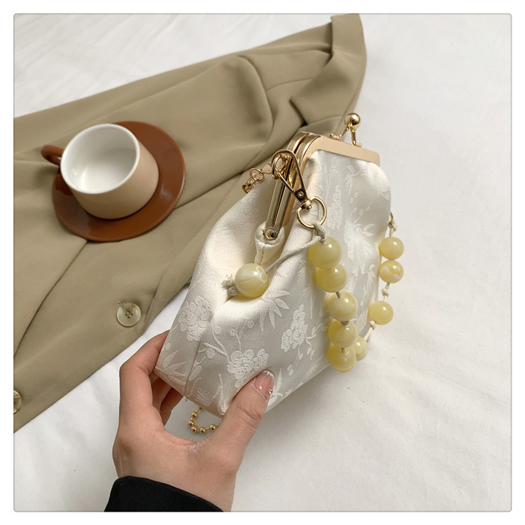 Women's Medium Silk Solid Color Elegant Vintage Style Lock Clasp Crossbody Bag display picture 6