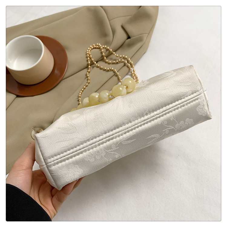 Women's Medium Silk Solid Color Elegant Vintage Style Lock Clasp Crossbody Bag display picture 2