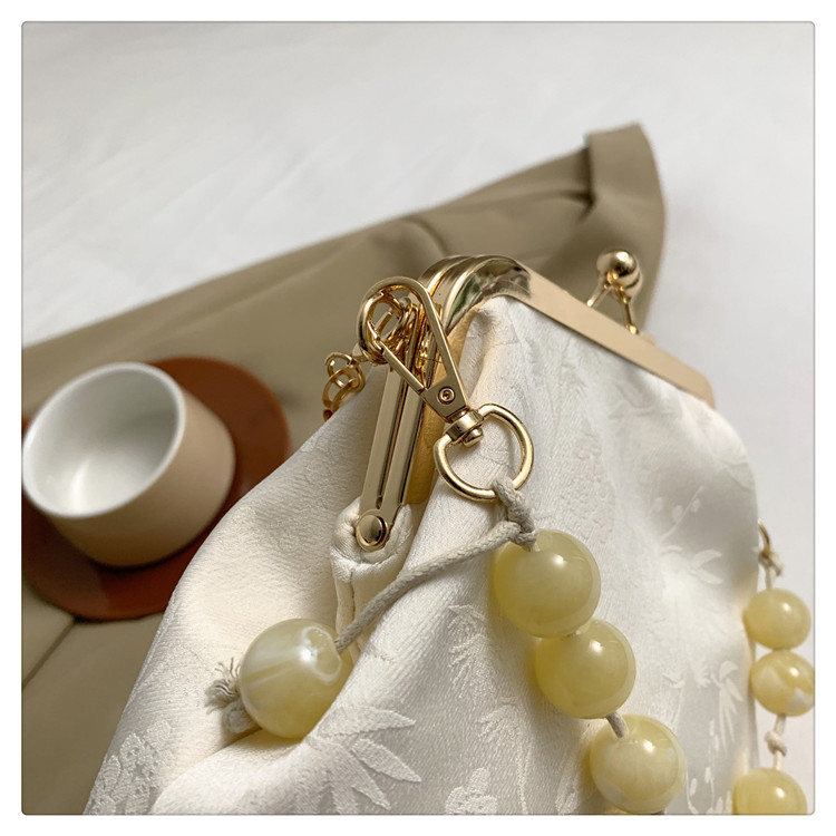 Women's Medium Silk Solid Color Elegant Vintage Style Lock Clasp Crossbody Bag display picture 7