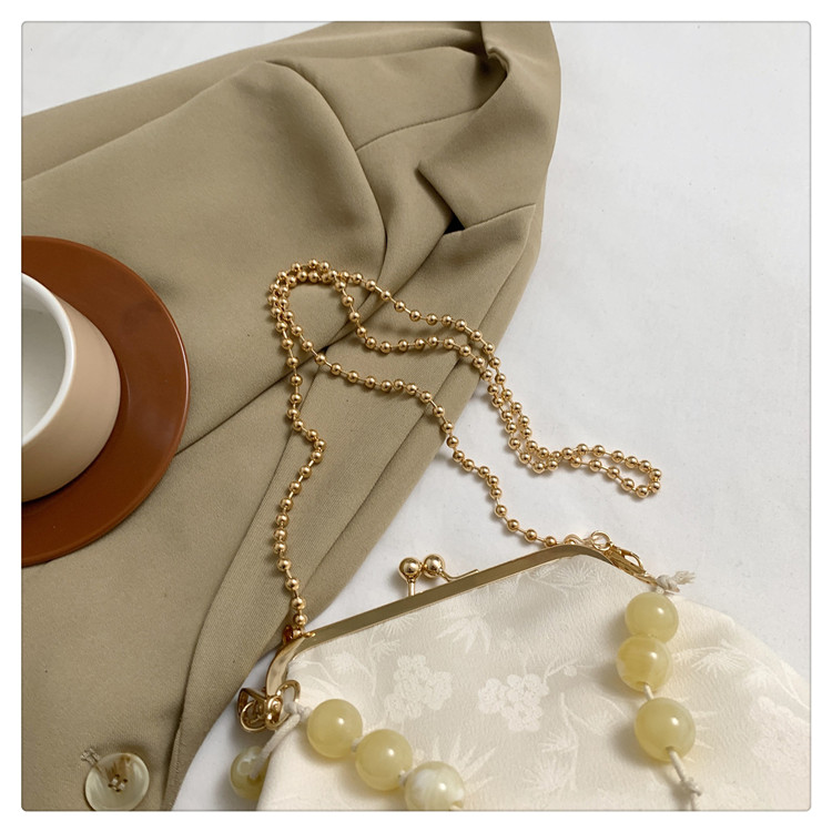 Women's Medium Silk Solid Color Elegant Vintage Style Lock Clasp Crossbody Bag display picture 5