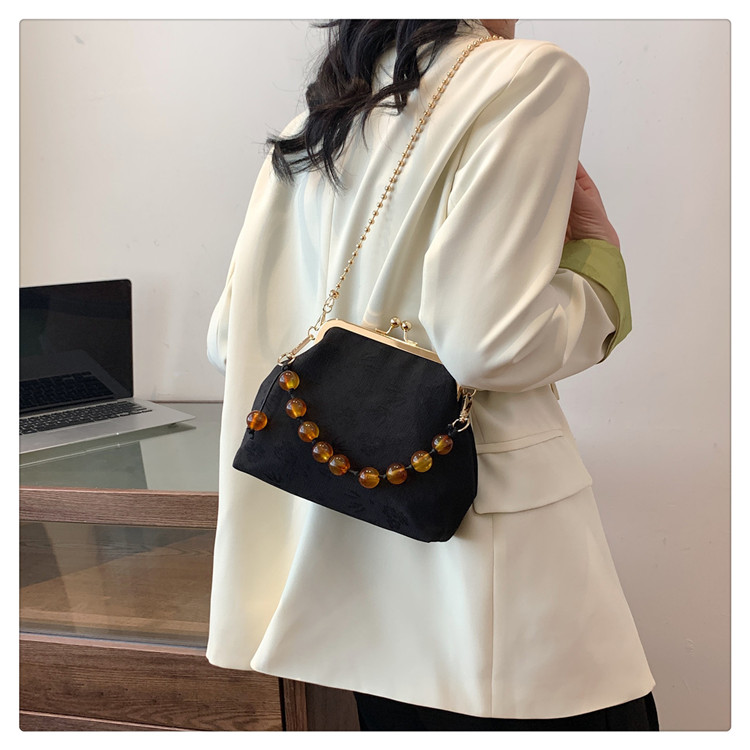 Women's Medium Silk Solid Color Elegant Vintage Style Lock Clasp Crossbody Bag display picture 14