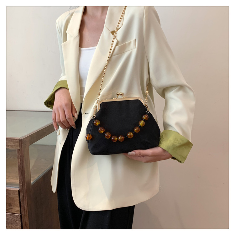 Women's Medium Silk Solid Color Elegant Vintage Style Lock Clasp Crossbody Bag display picture 11