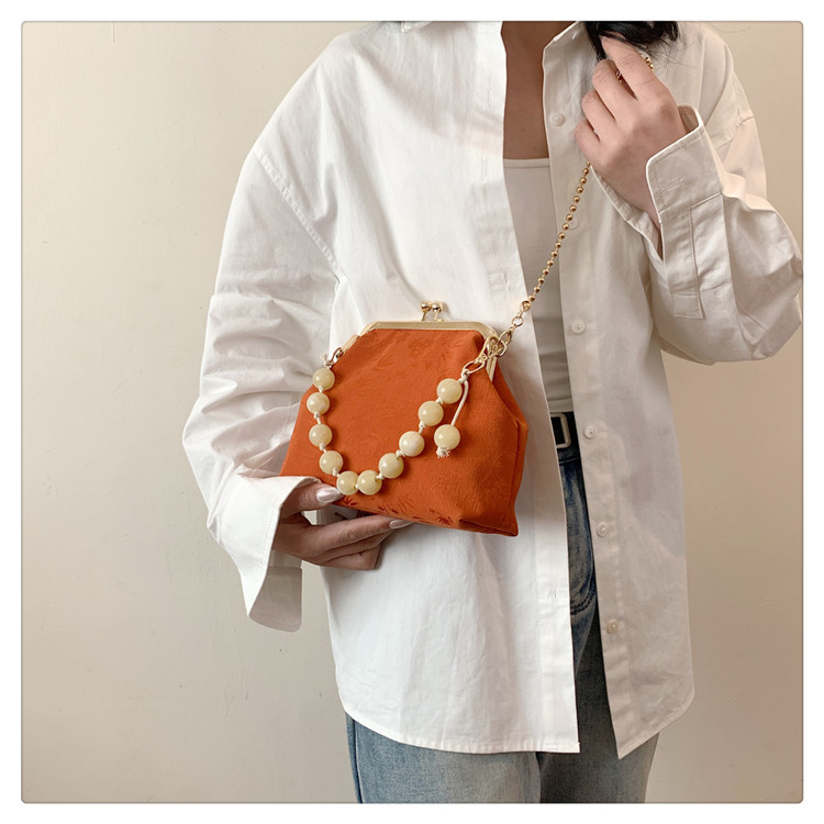 Women's Medium Silk Solid Color Elegant Vintage Style Lock Clasp Crossbody Bag display picture 13