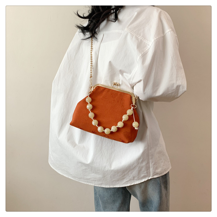 Women's Medium Silk Solid Color Elegant Vintage Style Lock Clasp Crossbody Bag display picture 10