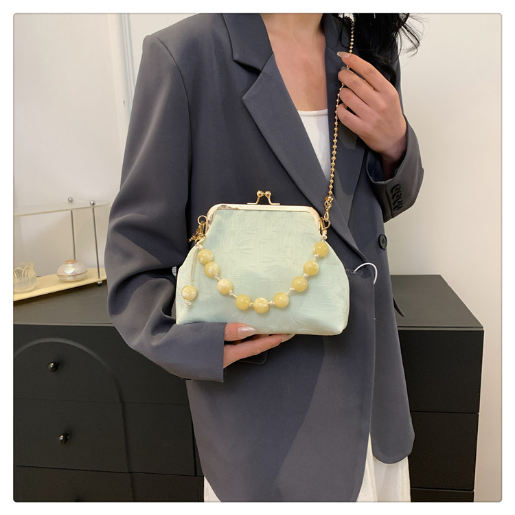 Women's Medium Silk Solid Color Elegant Vintage Style Lock Clasp Crossbody Bag display picture 16