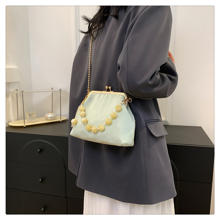 Women's Medium Silk Solid Color Elegant Vintage Style Lock Clasp Crossbody Bag display picture 12