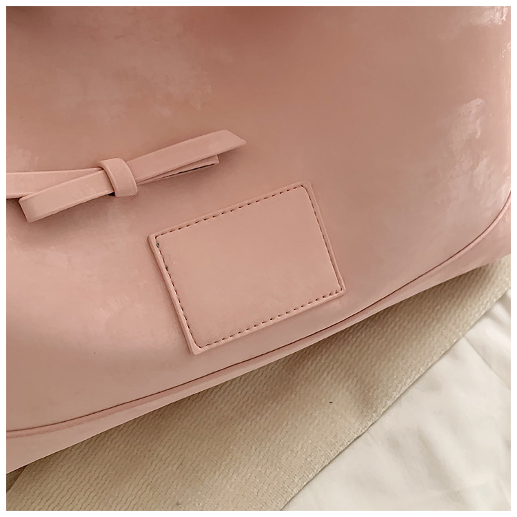 Women's Medium Pu Leather Solid Color Streetwear Pillow Shape Zipper Shoulder Bag display picture 8