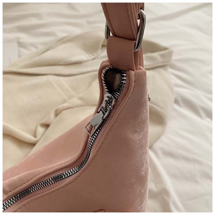 Women's Medium Pu Leather Solid Color Streetwear Pillow Shape Zipper Shoulder Bag display picture 2