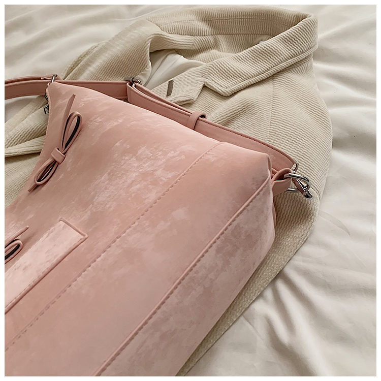 Women's Medium Pu Leather Solid Color Streetwear Pillow Shape Zipper Shoulder Bag display picture 5