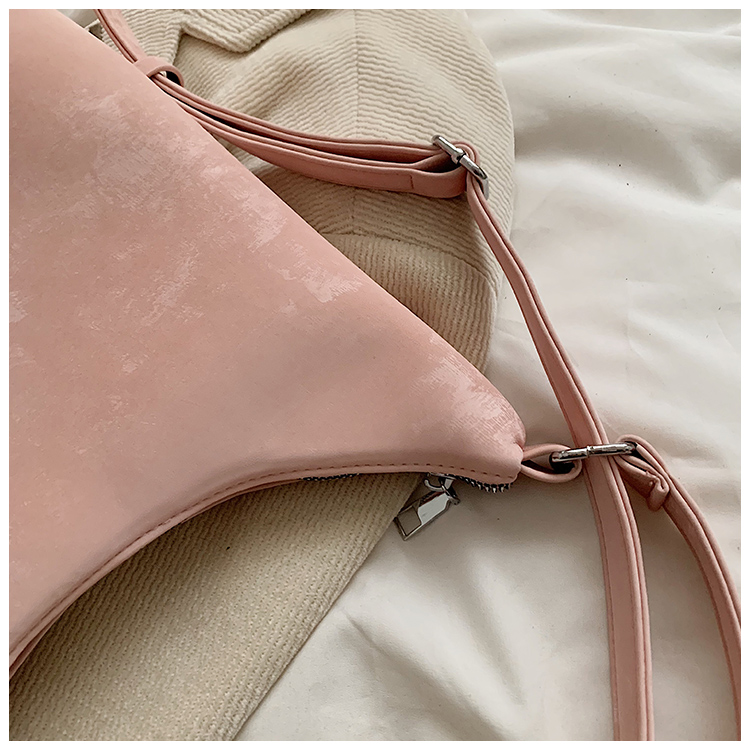 Women's Medium Pu Leather Solid Color Streetwear Pillow Shape Zipper Shoulder Bag display picture 6