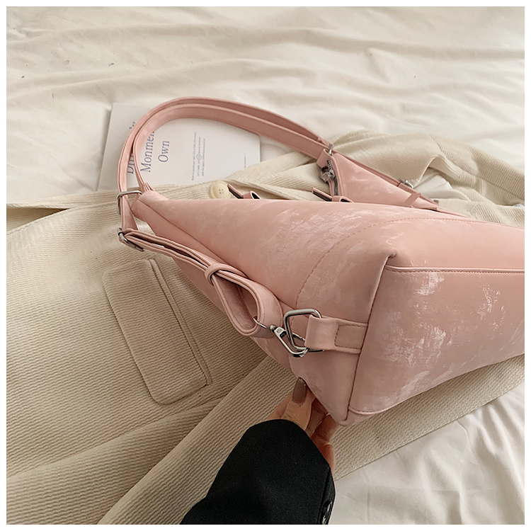 Women's Medium Pu Leather Solid Color Streetwear Pillow Shape Zipper Shoulder Bag display picture 7