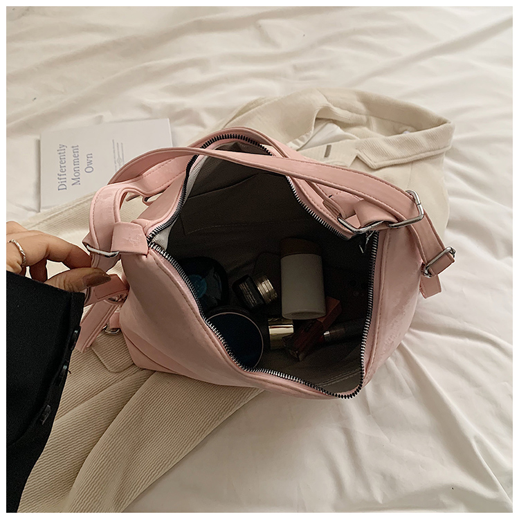 Women's Medium Pu Leather Solid Color Streetwear Pillow Shape Zipper Shoulder Bag display picture 9