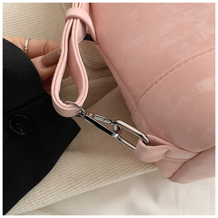 Women's Medium Pu Leather Solid Color Streetwear Pillow Shape Zipper Shoulder Bag display picture 10