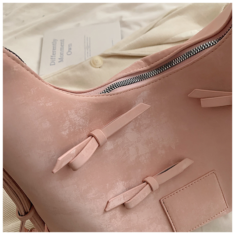 Women's Medium Pu Leather Solid Color Streetwear Pillow Shape Zipper Shoulder Bag display picture 11