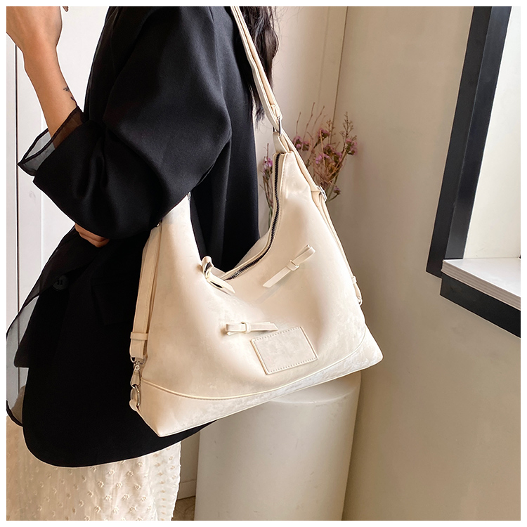 Women's Medium Pu Leather Solid Color Streetwear Pillow Shape Zipper Shoulder Bag display picture 14
