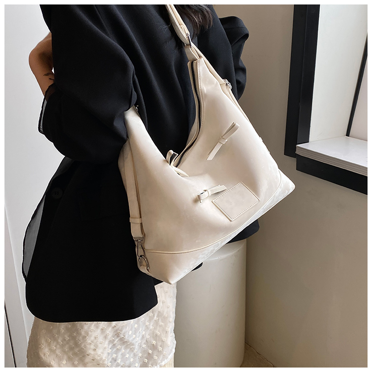 Women's Medium Pu Leather Solid Color Streetwear Pillow Shape Zipper Shoulder Bag display picture 12