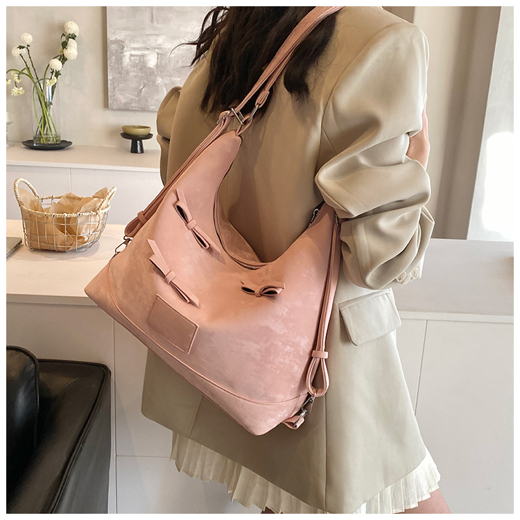 Women's Medium Pu Leather Solid Color Streetwear Pillow Shape Zipper Shoulder Bag display picture 17