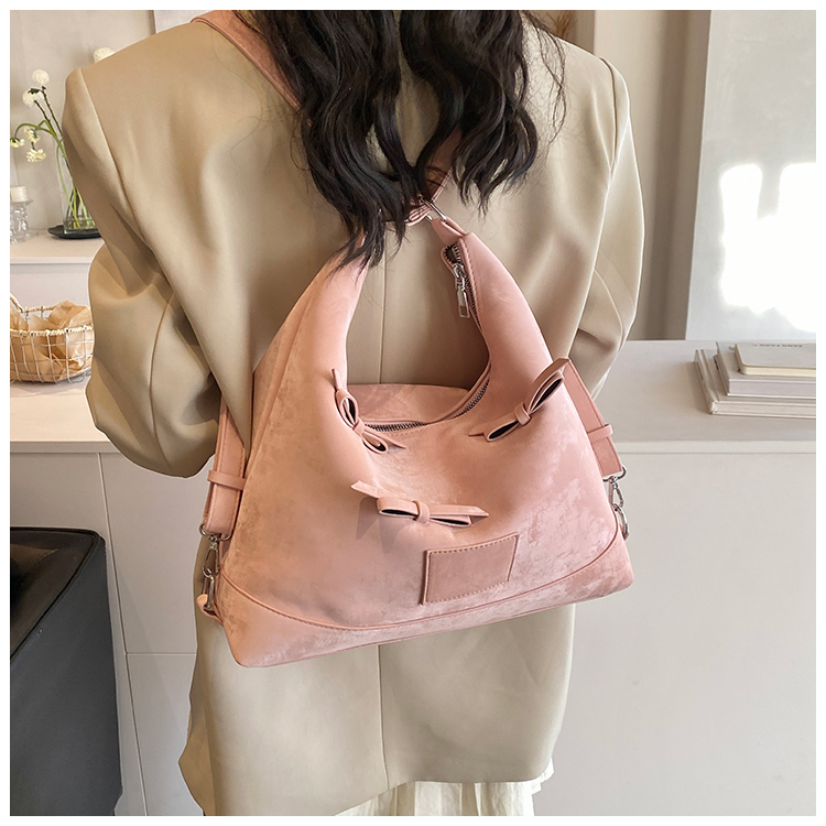 Women's Medium Pu Leather Solid Color Streetwear Pillow Shape Zipper Shoulder Bag display picture 13