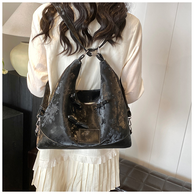 Women's Medium Pu Leather Solid Color Streetwear Pillow Shape Zipper Shoulder Bag display picture 19