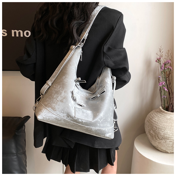 Women's Medium Pu Leather Solid Color Streetwear Pillow Shape Zipper Shoulder Bag display picture 18