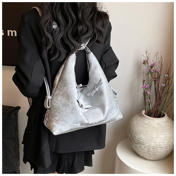 Women's Medium Pu Leather Solid Color Streetwear Pillow Shape Zipper Shoulder Bag display picture 16