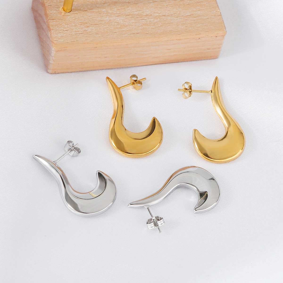 1 Pair Elegant Luxurious Irregular Heart Shape Spiral Stripe Plating 304 Stainless Steel 18K Gold Plated Earrings display picture 8