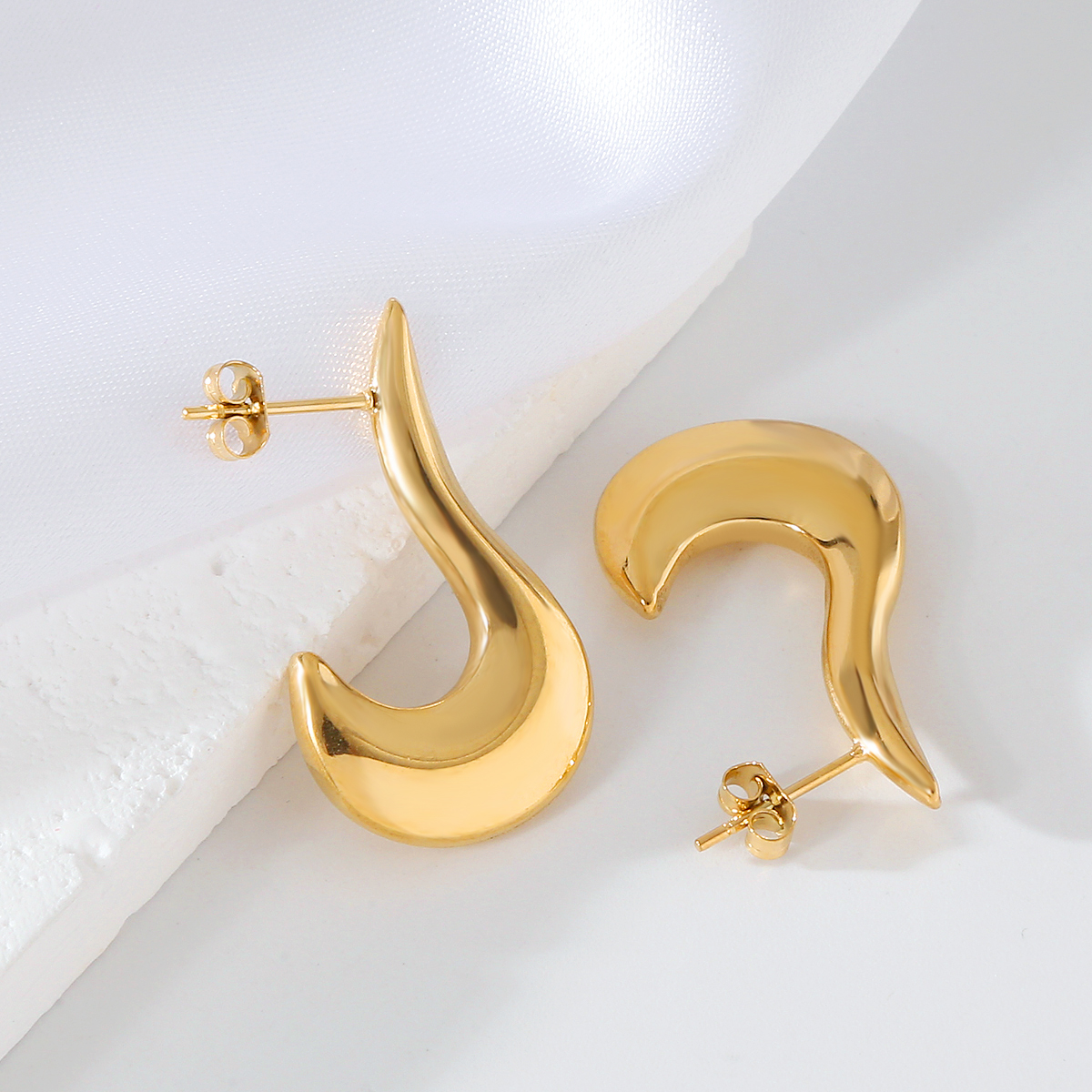 1 Pair Elegant Luxurious Irregular Heart Shape Spiral Stripe Plating 304 Stainless Steel 18K Gold Plated Earrings display picture 11