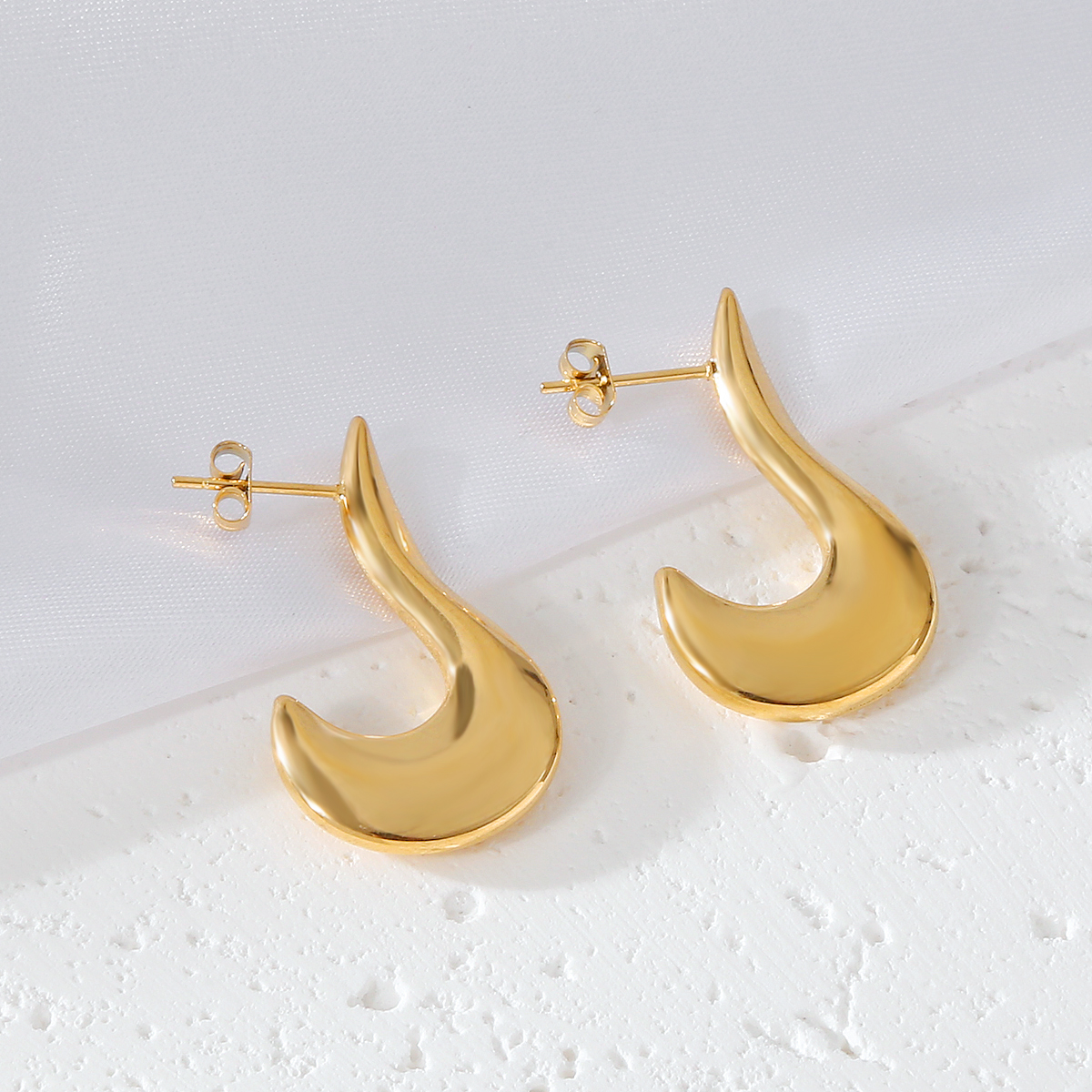 1 Pair Elegant Luxurious Irregular Heart Shape Spiral Stripe Plating 304 Stainless Steel 18K Gold Plated Earrings display picture 9