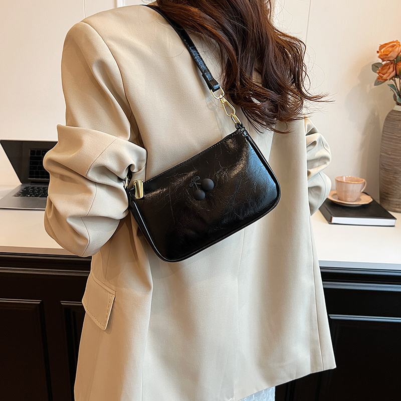 Women's Medium Pu Leather Solid Color Cute Classic Style Zipper Underarm Bag display picture 14