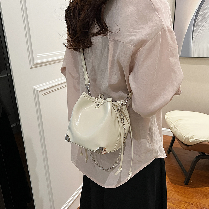 Women's Medium Pu Leather Solid Color Vintage Style Classic Style String Bucket Bag display picture 17