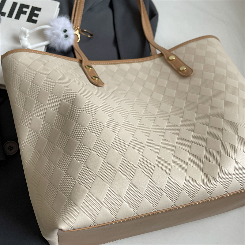 Femmes Grande Faux Cuir Couleur Unie Lingge De Base Style Classique Fermeture Éclair Sac À Main display picture 4