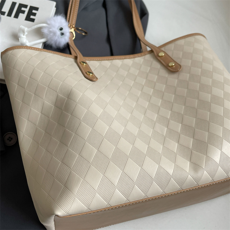 Women's Large Pu Leather Solid Color Lingge Basic Classic Style Zipper Tote Bag display picture 4