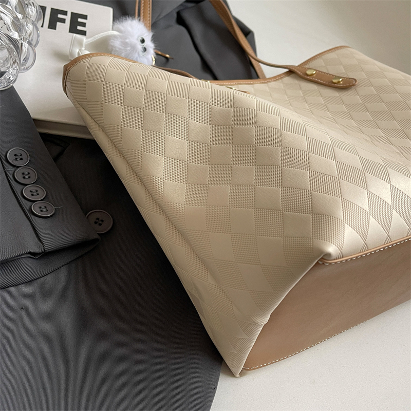 Women's Large Pu Leather Solid Color Lingge Basic Classic Style Zipper Tote Bag display picture 6