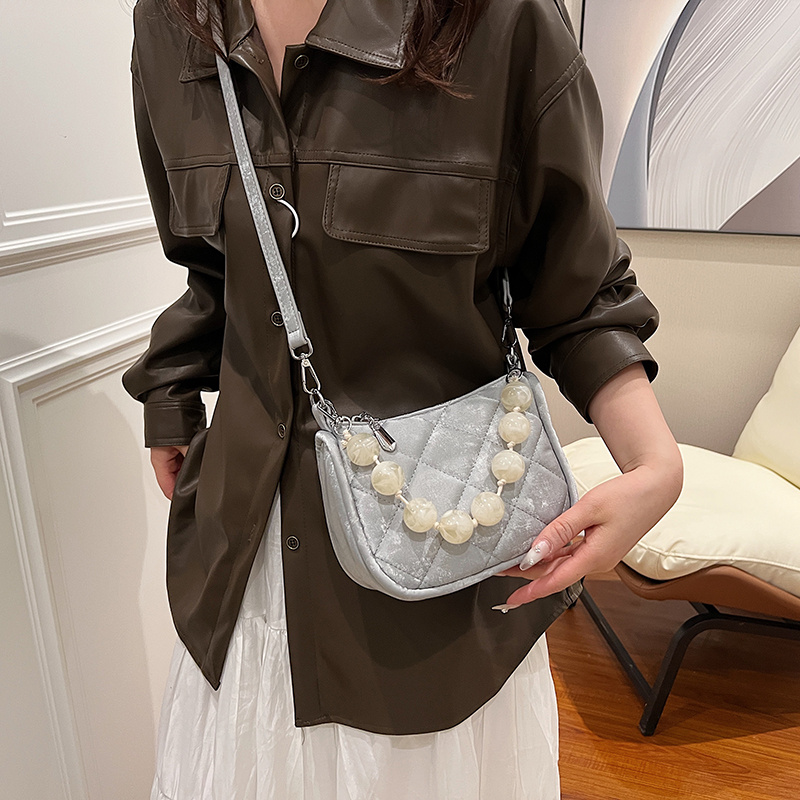 Women's Medium Pu Leather Solid Color Lingge Vintage Style Beading Zipper Crossbody Bag display picture 10