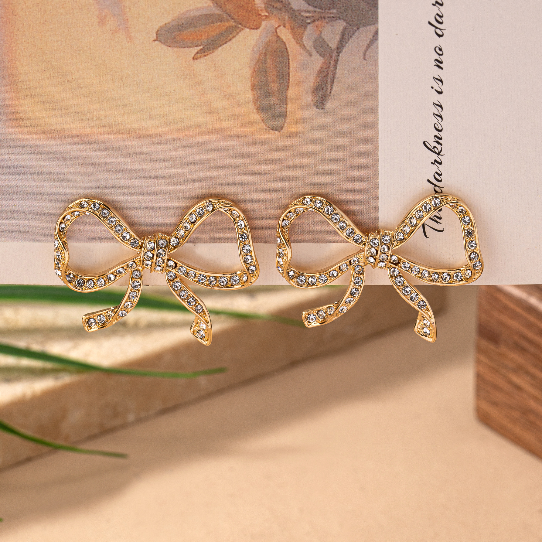 1 Paar Einfacher Stil Glänzend Bogenknoten Überzug Inlay Legierung Strasssteine 14 Karat Vergoldet Ohrstecker display picture 3
