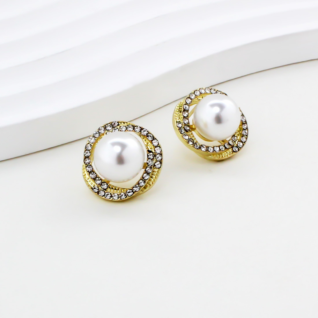 1 Pair Basic Simple Style Commute Geometric Spiral Inlay Alloy Artificial Pearls Rhinestones Ear Studs display picture 3