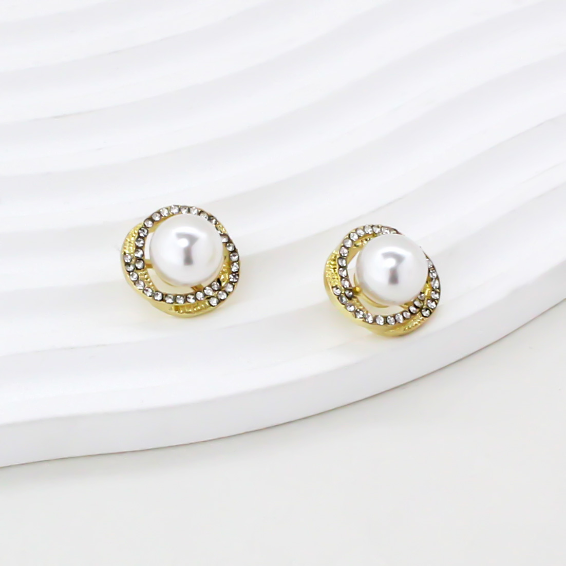1 Pair Basic Simple Style Commute Geometric Spiral Inlay Alloy Artificial Pearls Rhinestones Ear Studs display picture 5