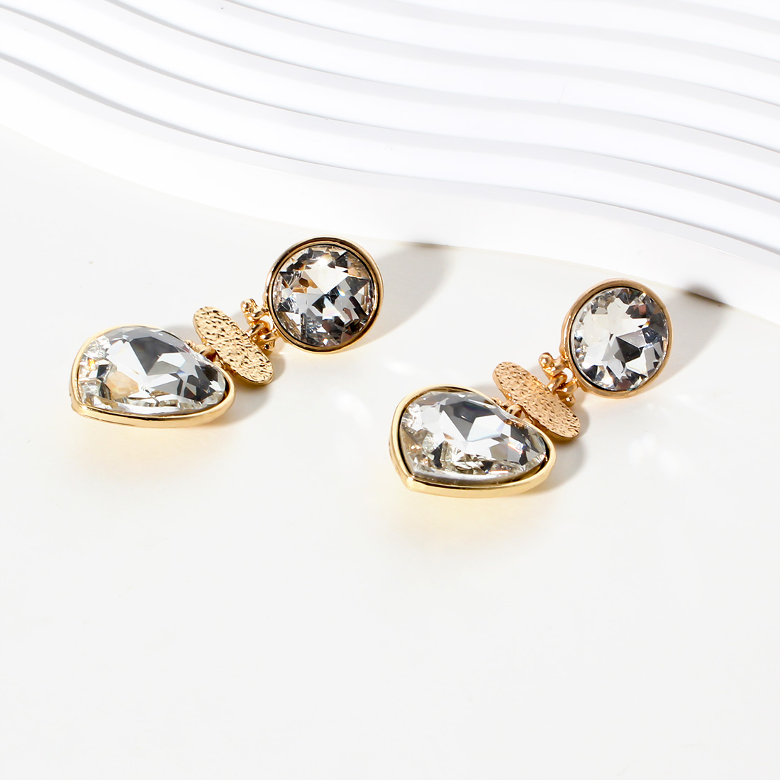 1 Pair Simple Style Classic Style Heart Shape Plating Inlay Alloy Rhinestones Gold Plated Drop Earrings display picture 5