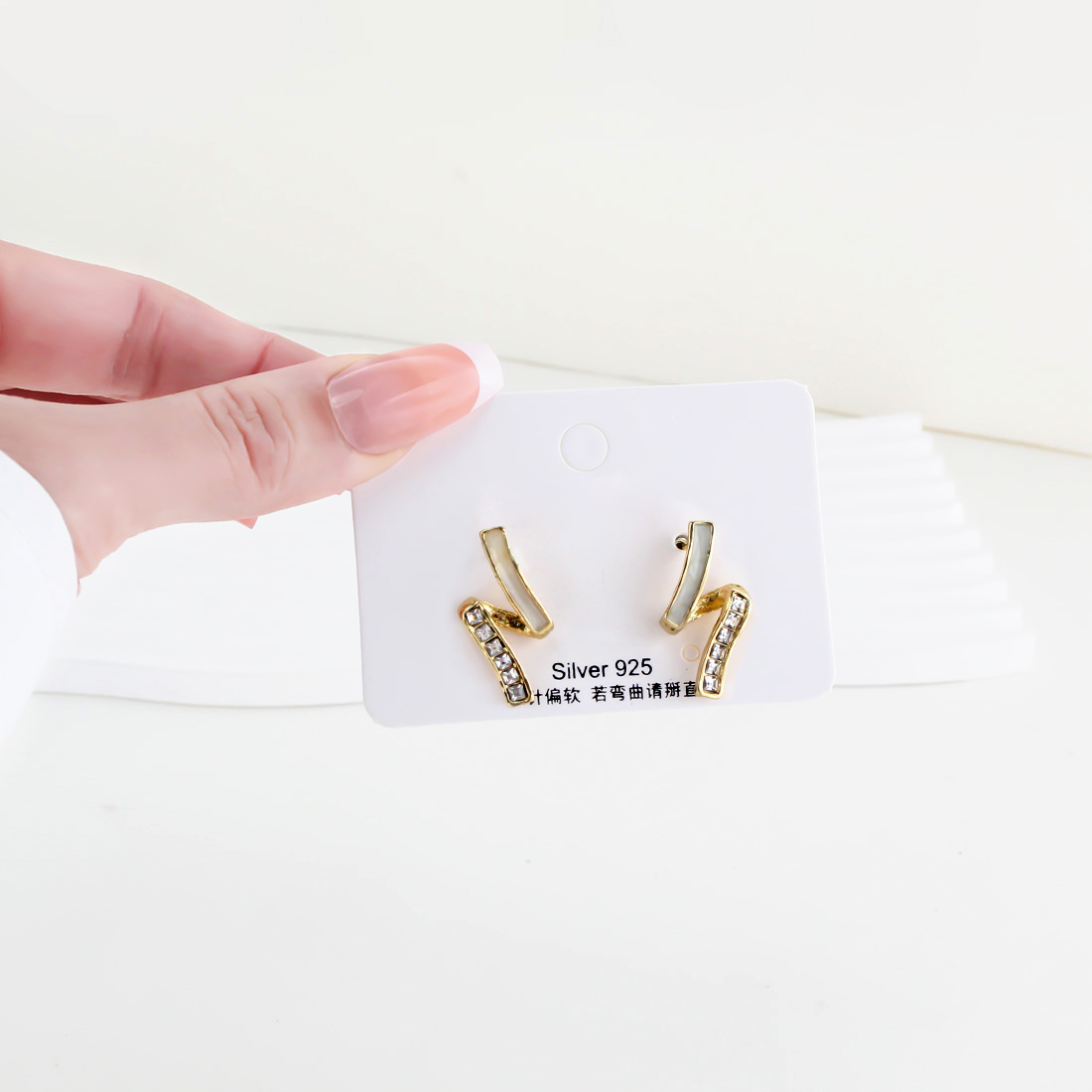 1 Pair Simple Style Commute Lines Inlay Alloy Rhinestones Gold Plated Ear Studs display picture 2