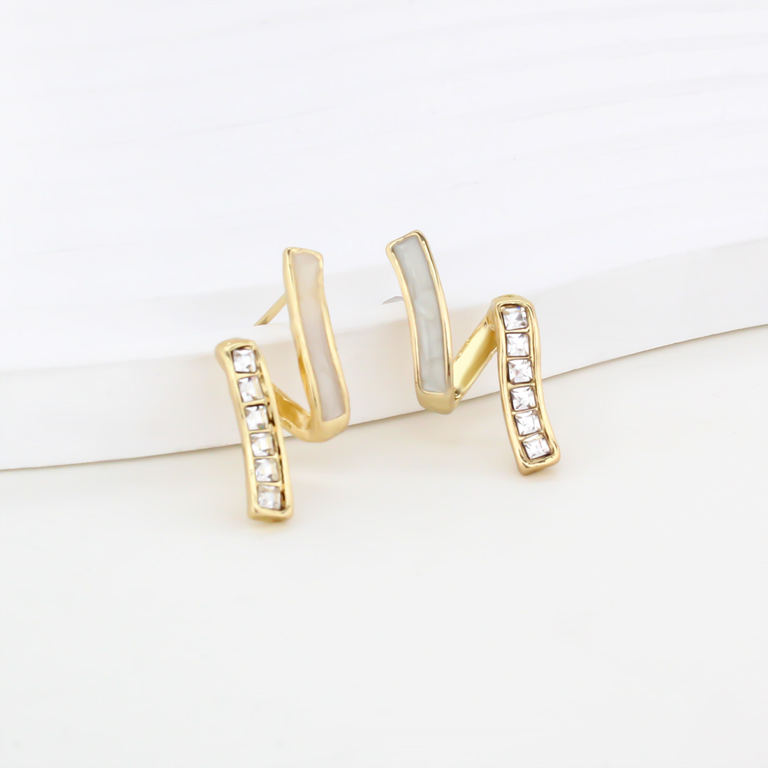 1 Pair Simple Style Commute Lines Inlay Alloy Rhinestones Gold Plated Ear Studs display picture 3