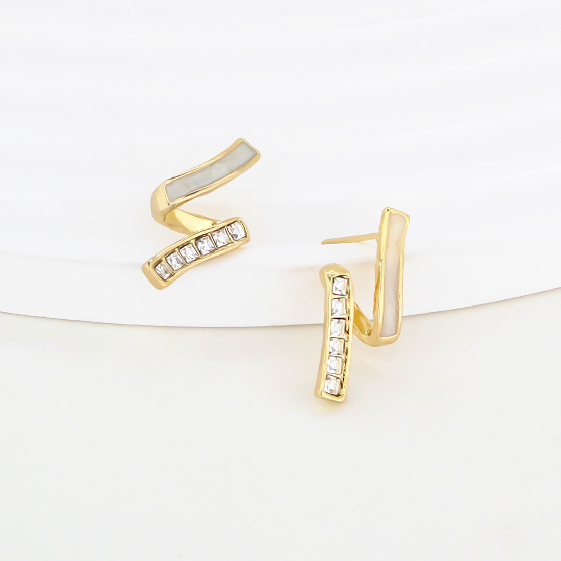 1 Pair Simple Style Commute Lines Inlay Alloy Rhinestones Gold Plated Ear Studs display picture 4