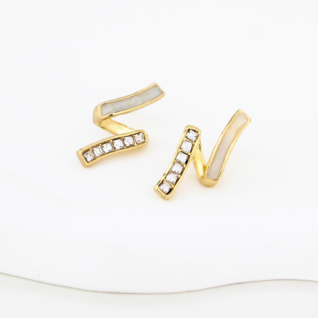 1 Pair Simple Style Commute Lines Inlay Alloy Rhinestones Gold Plated Ear Studs display picture 5
