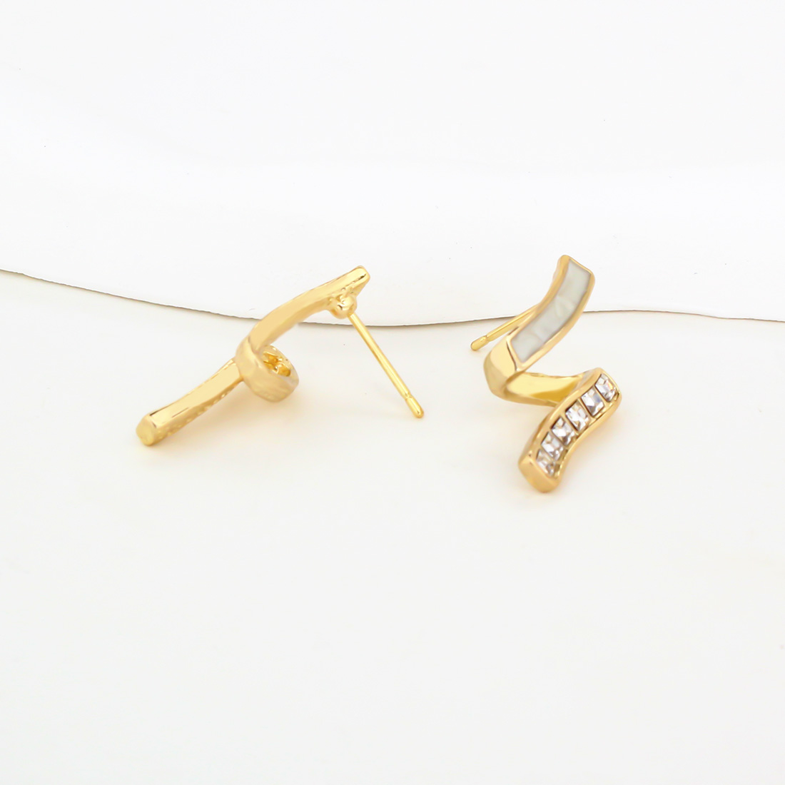1 Pair Simple Style Commute Lines Inlay Alloy Rhinestones Gold Plated Ear Studs display picture 6
