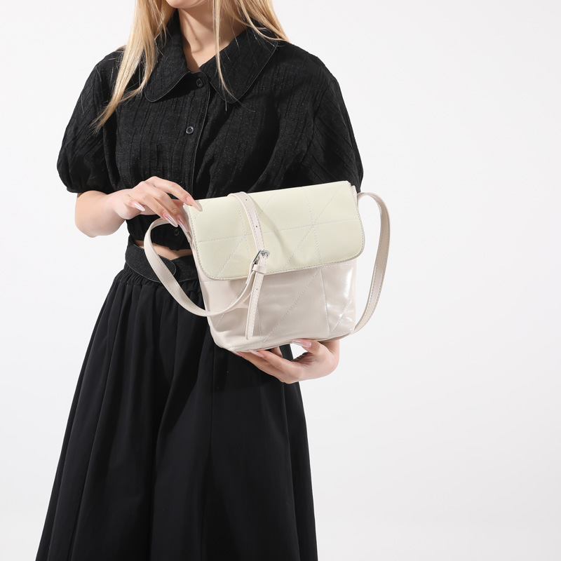 Women's Medium Pu Leather Solid Color Vintage Style Classic Style Sewing Thread Bucket Flip Cover Crossbody Bag Square Bag Fashion Backpack display picture 2