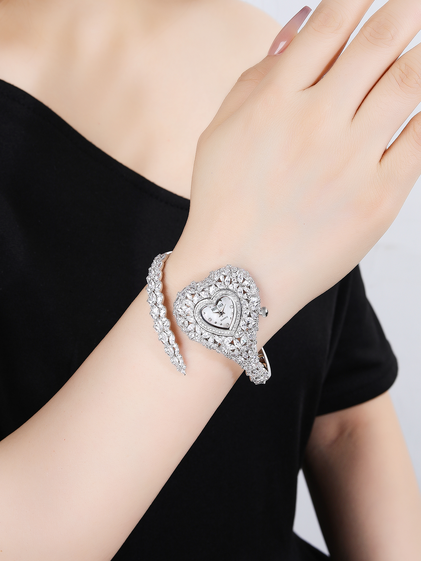 Fairy Style Elegant Modern Style Heart Shape Open Bracelet Watch Electronic Women's Watches display picture 1